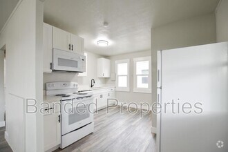 Building Photo - 263 Maple St