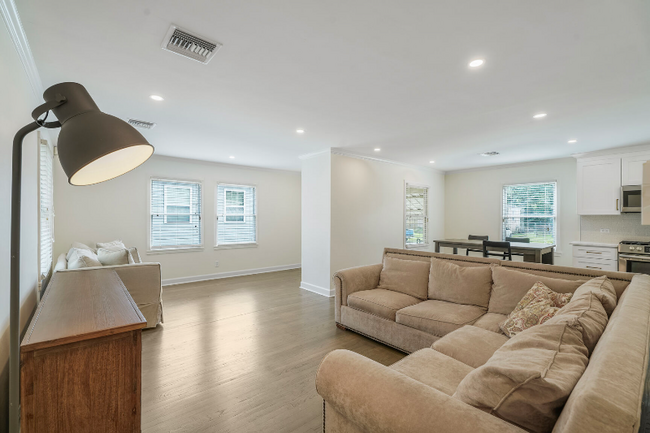 Building Photo - 555 Honore Dr