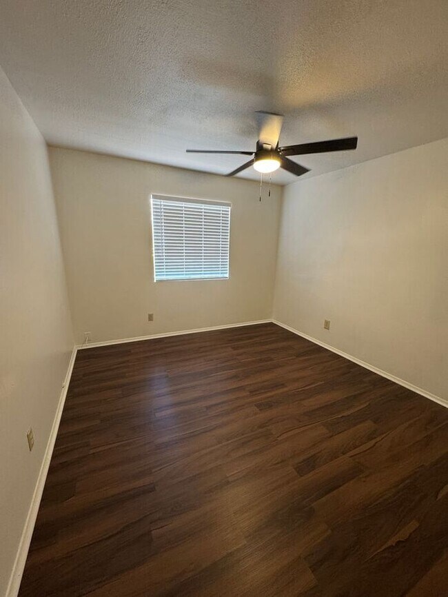 Building Photo - Charming 2 bedroom 1 bath