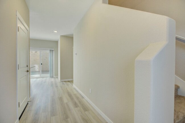 Building Photo - 3 bedroom, 2.5 bathroom, 2 car garage - Ve...