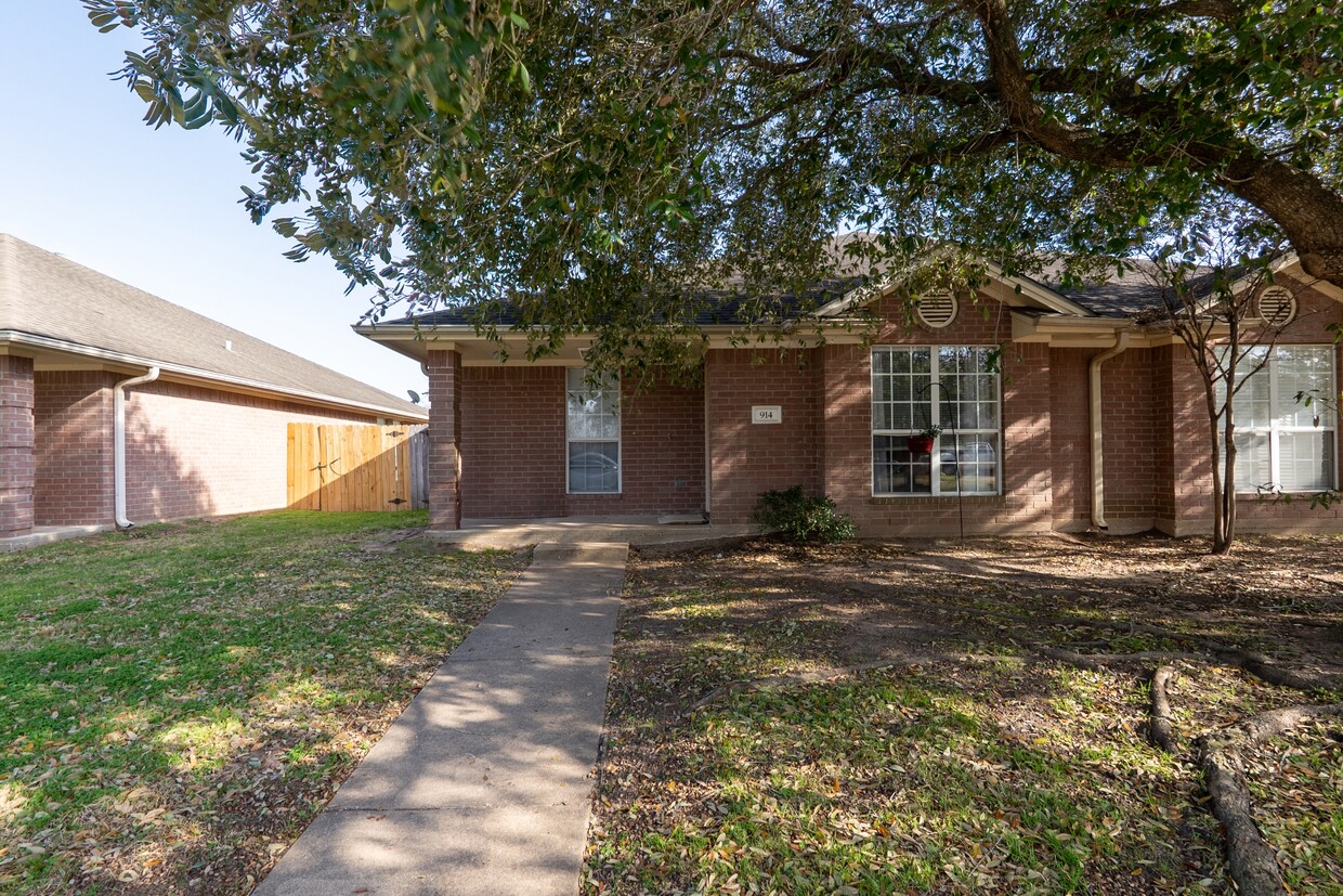 Foto principal - 914 Willow Pond St