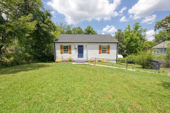 Building Photo - Knoxville 37917 - 2 bedroom 1 bath - call Xavier Garcia 865-333-0726