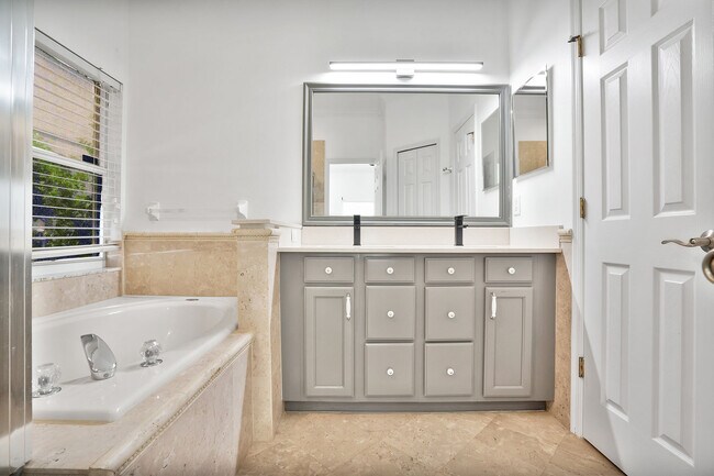 Foto del edificio - 13830 Orange Crest Dr