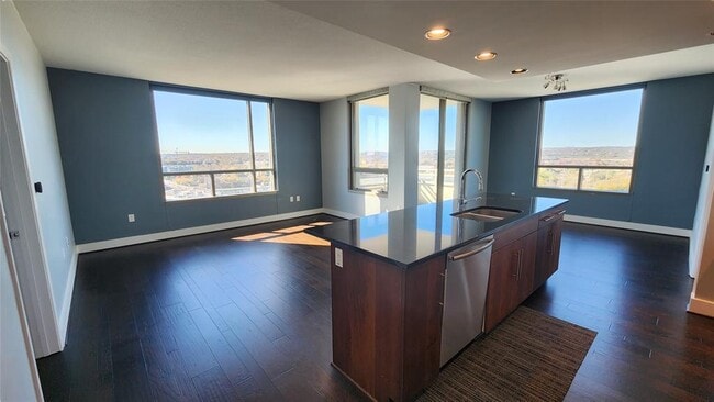 Building Photo - 300 Bowie St