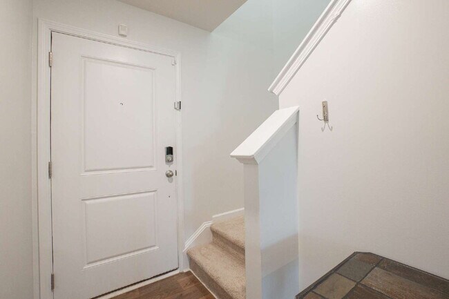 Foto del edificio - Partially furnished and now available!