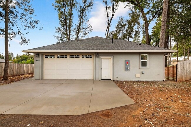 Building Photo - 3-bedroom, 2-bathroom home nestled in the peaceful setting of Upper Paradise