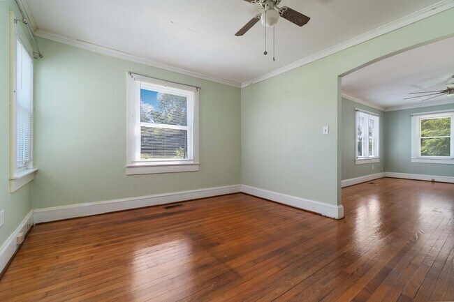 Foto del edificio - Convenient Hwy. 55 Location – Charming 2BR with Large Yard