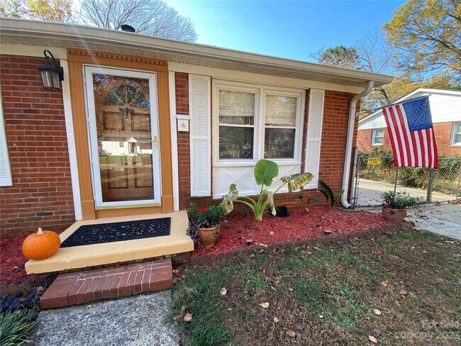 Building Photo - 3 Bedroom Single Family Home in Charlotte