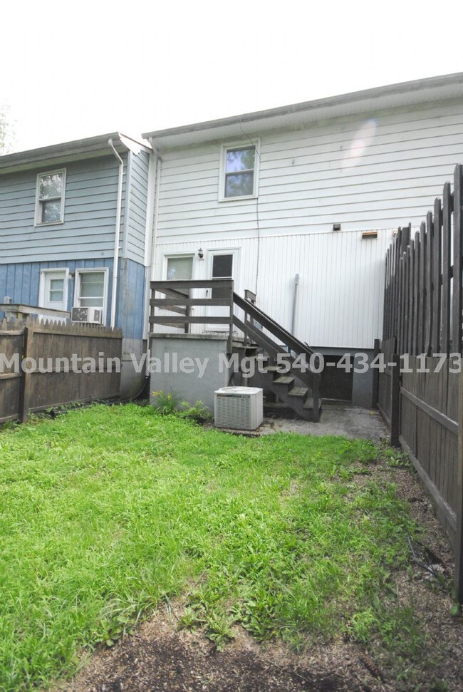 Building Photo - 186 Logan Ln