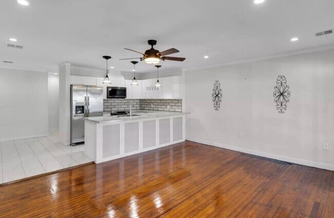Foto del edificio - 3 Bedroom Newly Renovated  Apartment with ...