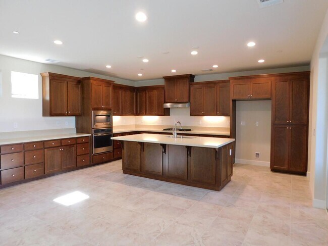 Building Photo - Beautiful 5 bedroom home in the Cannery Ne...