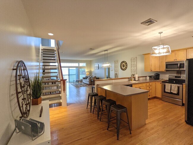 Building Photo - 1465 E Lakeshore Dr