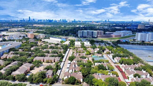 Foto del edificio - 7950 N Stadium Dr
