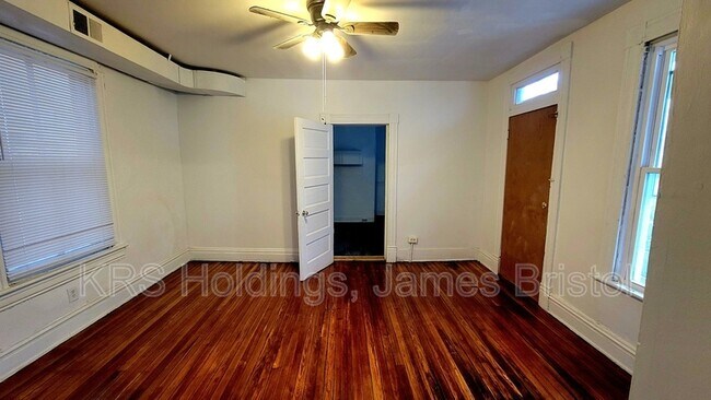 Building Photo - 1305 Oakwood Ave