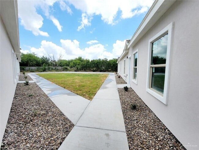 Foto del edificio - 2812 Rosemary Dr