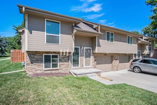 Building Photo - Updated 2 Bedroom Duplex!