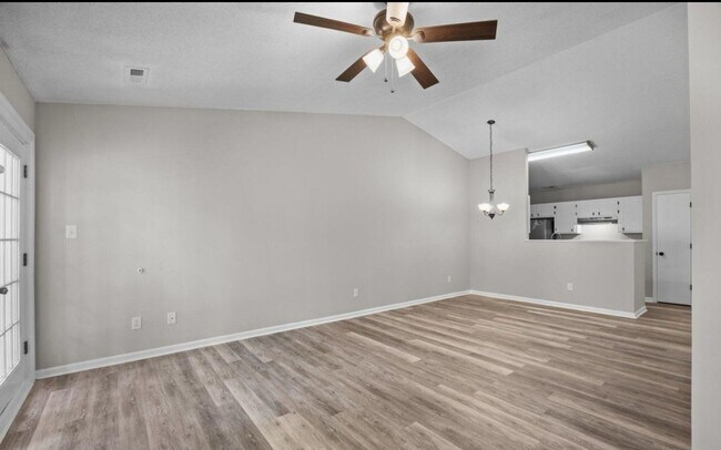 Foto del edificio - Charming 2BR Townhome in Havelock
