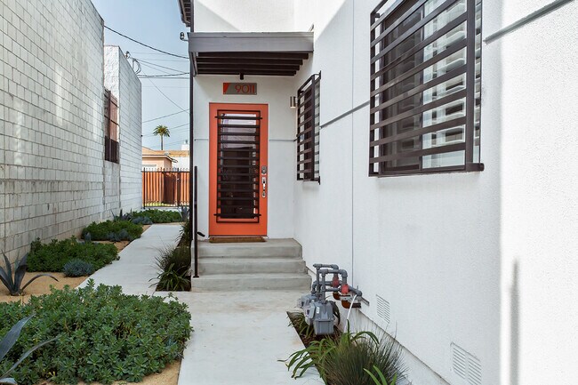 Foto del edificio - 9011 South Normandie Avenue