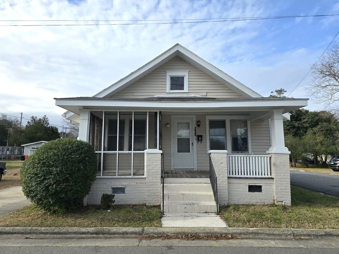 Primary Photo - Cute bungalow in heart of EC!