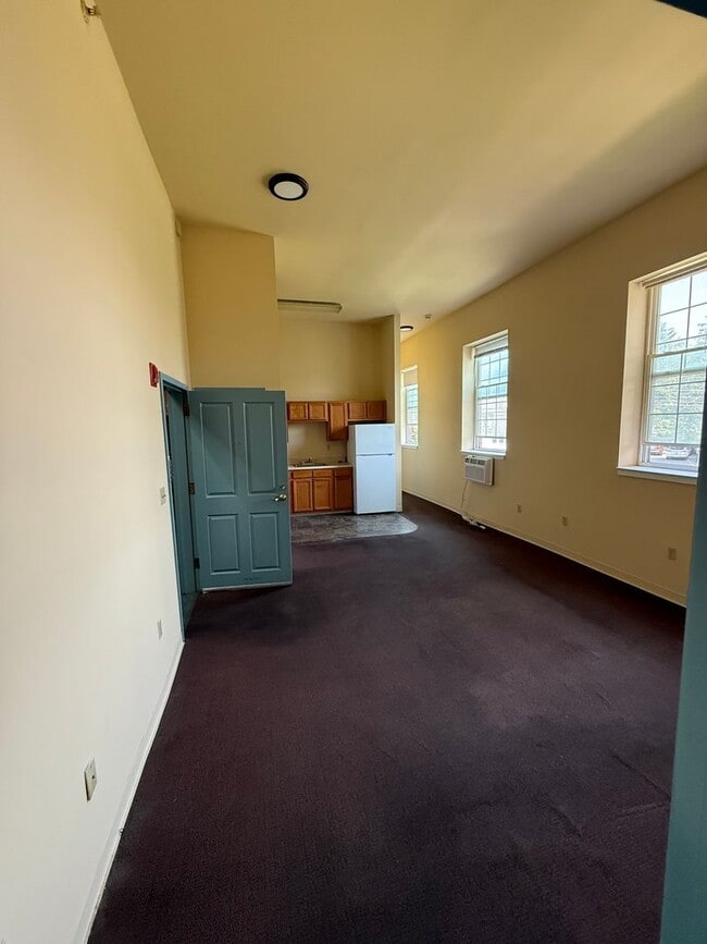 Building Photo - Spacious 2 Bedroom Apartment