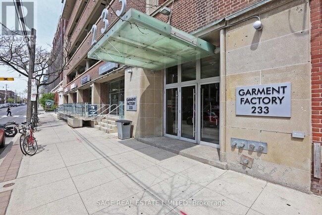 Photo du bâtiment - 233 Carlaw Ave