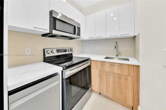 Building Photo - 530 SW 11th Ave