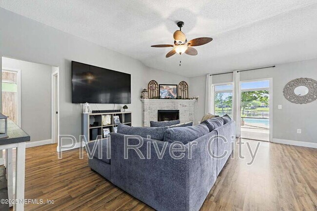 Foto del edificio - 2320 Locustwood Ct