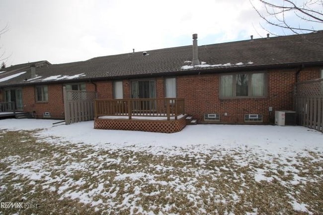 Building Photo - 45710 Meadows Cir W