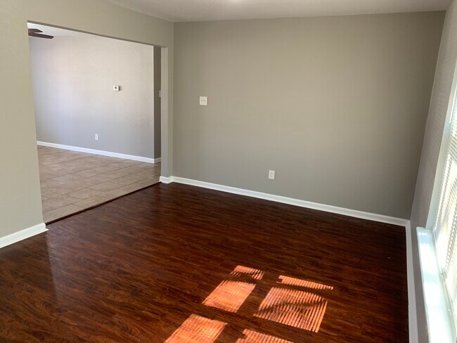 Building Photo - 616 Mesquite Ave
