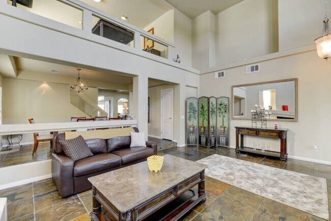 Foto del edificio - Beautiful 4 Bedrooms & 3 Bath Furnished Home