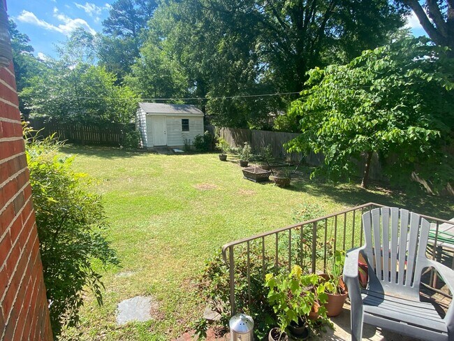 Building Photo - 3 BR / 1.5 BA Lovely Super Clean Three Bed...