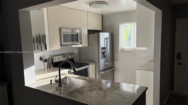 Foto del edificio - 2761 S Oakland Forest Dr
