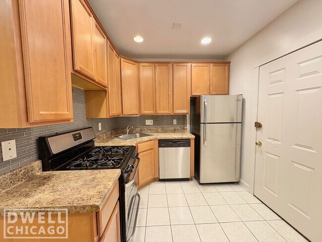 Foto del edificio - 3300 N Lakewood Ave