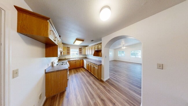 Building Photo - Spacious 2 bedroom 2 bath