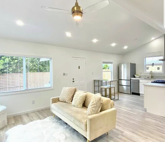 Natural Sun Lighting - 2312 28th St