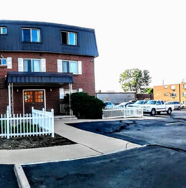 Building Photo - 215 Marble St