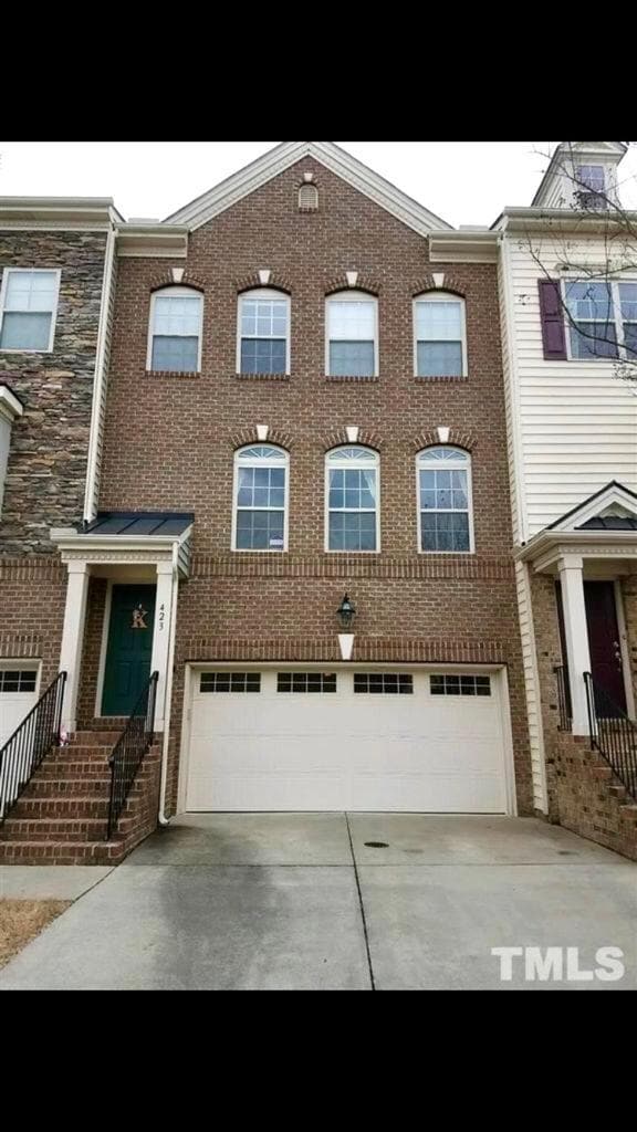 Front facade and driveway - 423 Panorama Park Pl