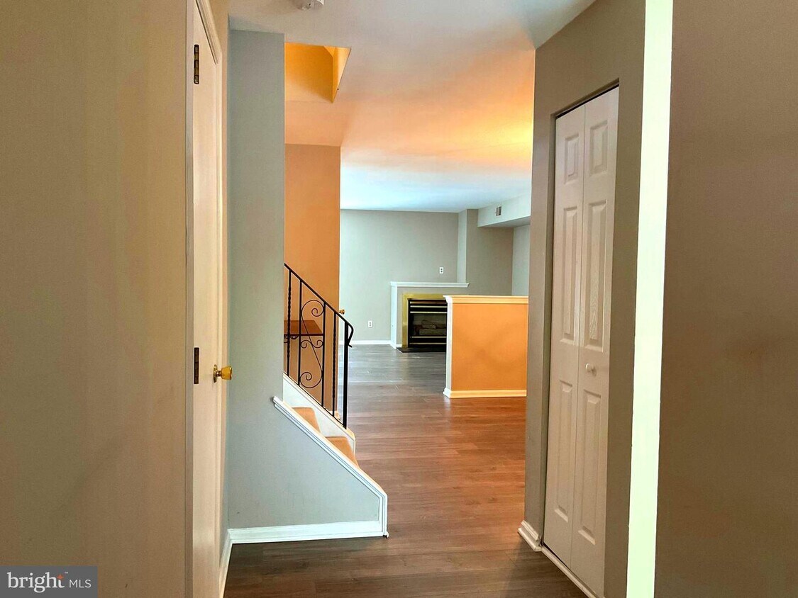 Primary Photo - 1003 Roundhouse Ct