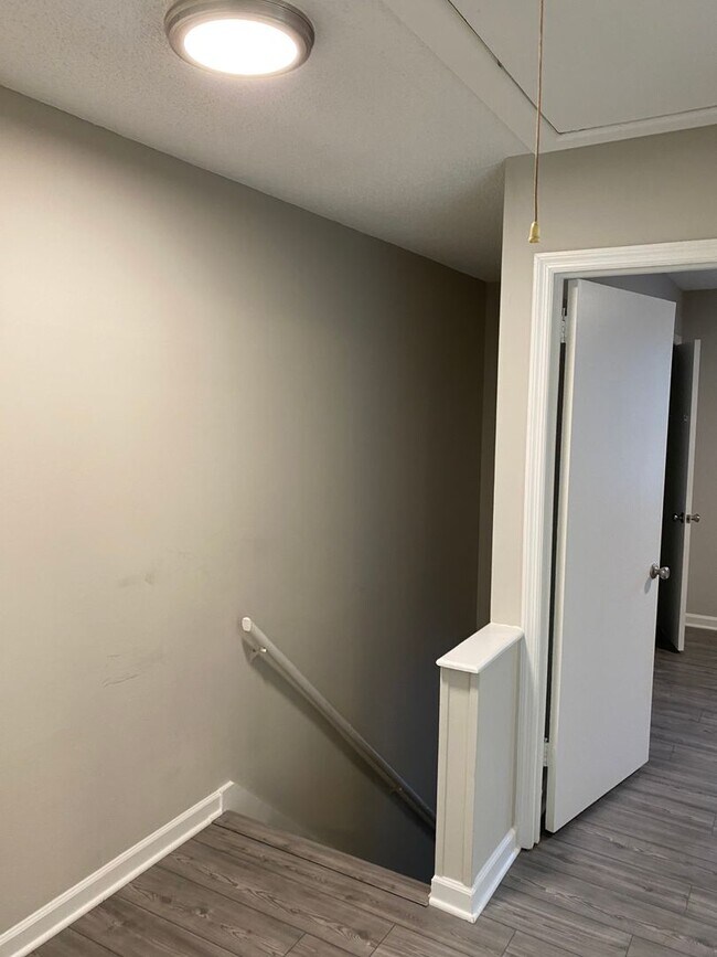 Foto del edificio - Updated townhouse close to lake