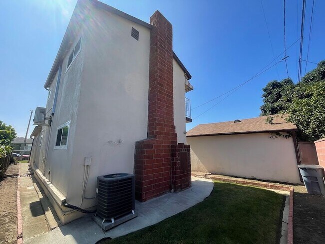 Building Photo - 1813 W Arbutus St