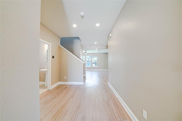 Building Photo - 410 Club House Dr
