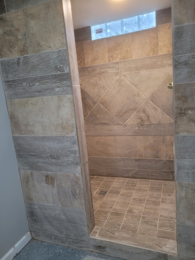 Ceramic shower - 111 E 19th St S