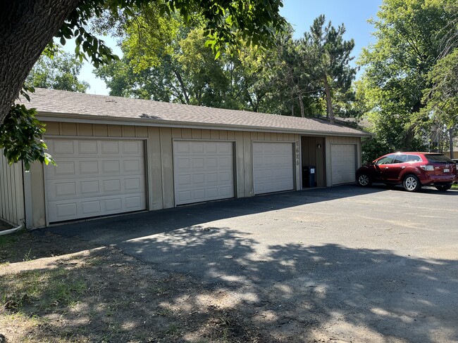Foto del edificio - 1626 Pinewood Ln