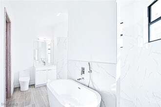 Building Photo - 3206 SW 5th Ave