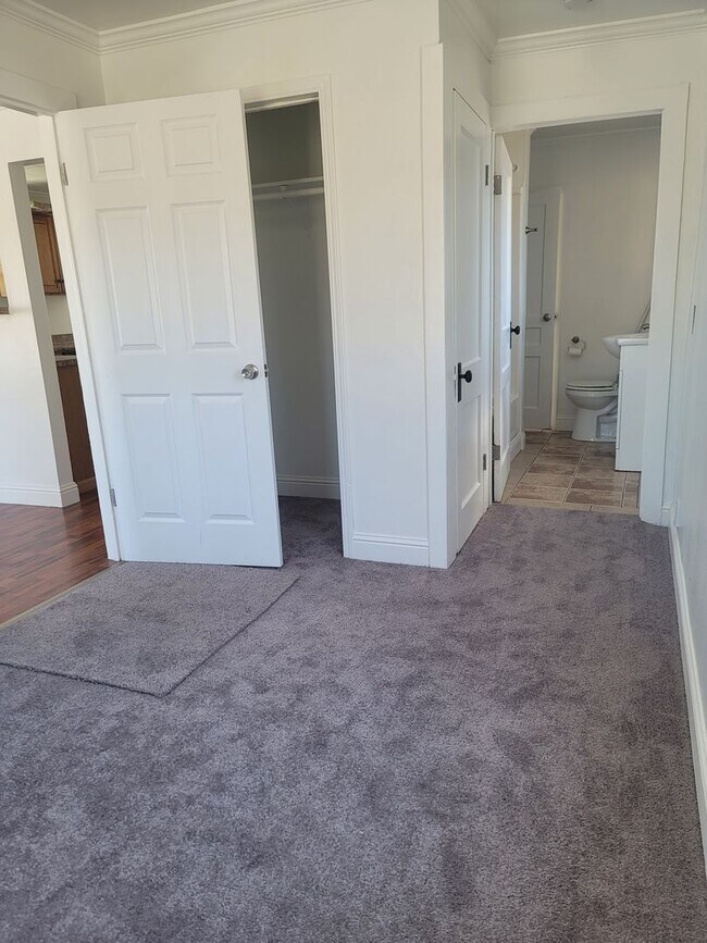 Building Photo - 2 Bedroom- 1-Bath house in North Bakersfield