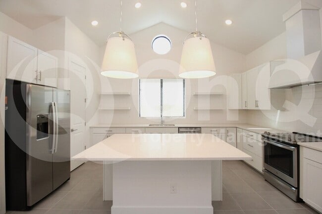 Building Photo - 652 E Aurora Dr