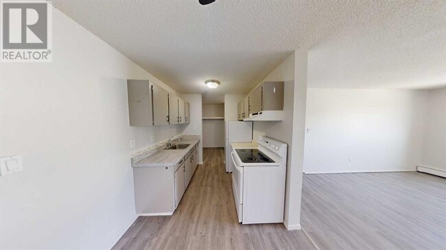 Building Photo - 9656-9656 Hillcrest Dr
