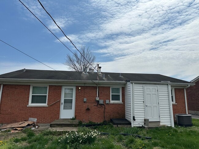 Building Photo - 2119 Jasmine Dr