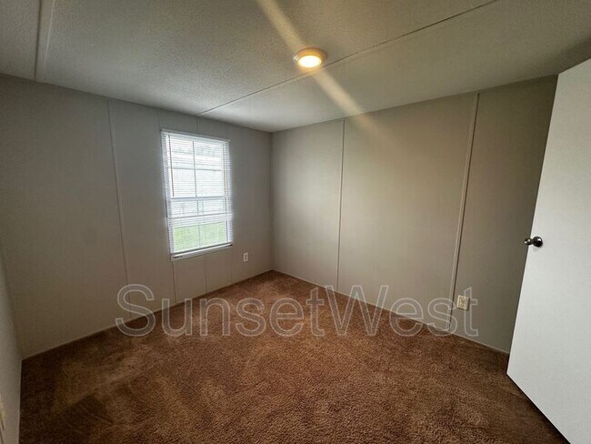 Building Photo - 4428 Rainbow Ln