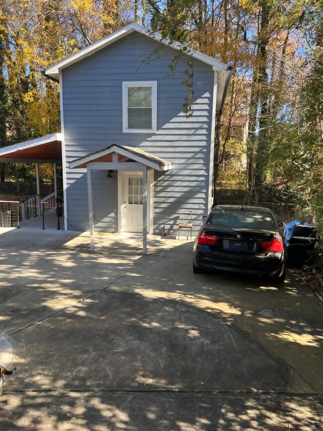 Foto del edificio - 6012 Meadowbrook Dr